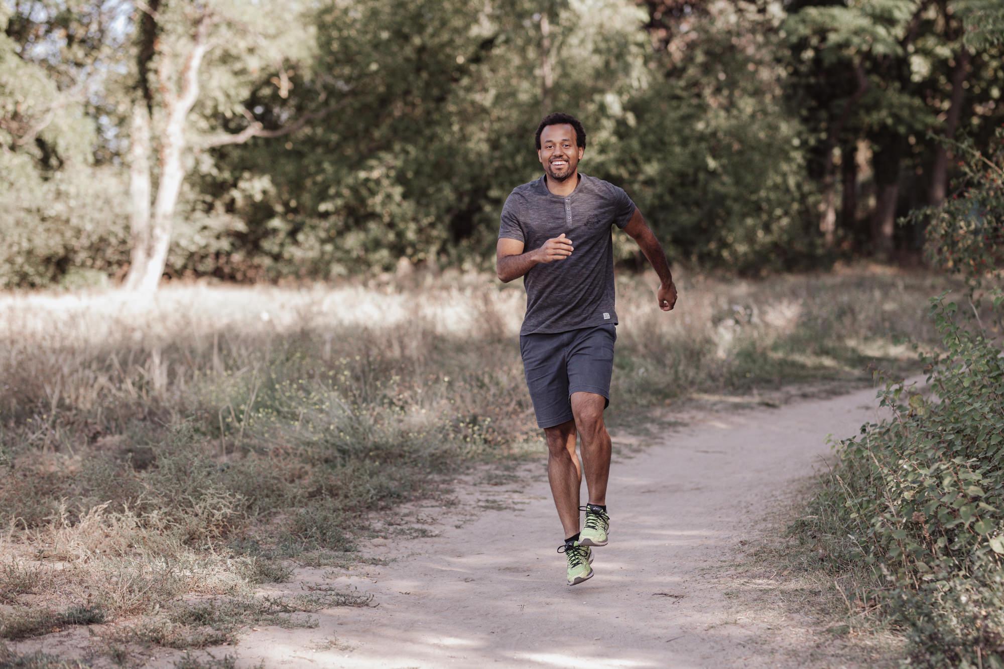 Eddie Talanga joggt auf einem Waldweg
